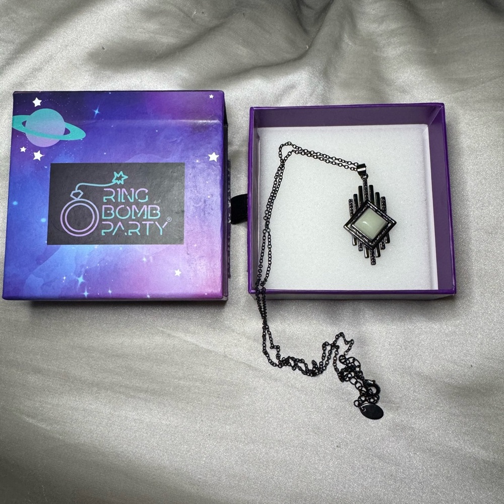 Bomb Party Galaxia Necklace - RBP2602
Super Nova - Glow in the Dark - Picture 1 of 4